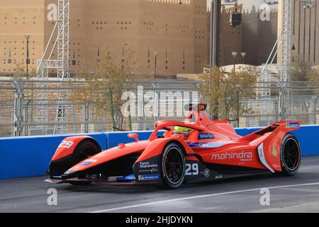 Riyad, Arabie Saoudite.28th janvier 2022.Alexander Sims de Mahindra Racing participe au championnat ABB Formula-E DIRIYAH E-Prix qualification à Riyad, Arabie Saoudite, le 28 janvier 2022.L'événement a débuté ici vendredi.Crédit: Wang Haizhou/Xinhua/Alay Live News Banque D'Images