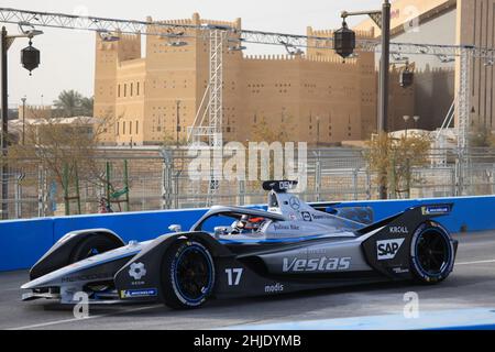 Riyad, Arabie Saoudite.28th janvier 2022.Le Nyck de Vries de l'écurie Mercedes-EQ Formula E participe au championnat ABB Formula-E DIRIYAH E-Prix qualifiant à Riyad, en Arabie Saoudite, le 28 janvier 2022.L'événement a débuté ici vendredi.Crédit: Wang Haizhou/Xinhua/Alay Live News Banque D'Images