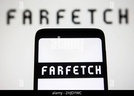 Ukraine.28th janvier 2022.Dans cette illustration, un logo Farfetch apparaît sur un smartphone et un écran d'ordinateur.Crédit : SOPA Images Limited/Alamy Live News Banque D'Images