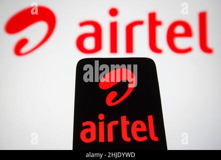 Ukraine.28th janvier 2022.Dans cette illustration, un logo Bharti Airtel Limited apparaît sur un smartphone et un écran d'ordinateur.Crédit : SOPA Images Limited/Alamy Live News Banque D'Images