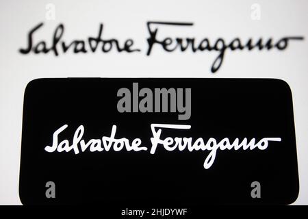 Ukraine.28th janvier 2022.Dans cette illustration, un logo Salvatore Ferragamo est visible sur un smartphone et un écran d'ordinateur.Crédit : SOPA Images Limited/Alamy Live News Banque D'Images