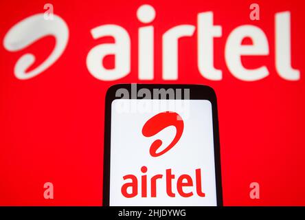 Ukraine.28th janvier 2022.Dans cette illustration, un logo Bharti Airtel Limited apparaît sur un smartphone et un écran d'ordinateur.Crédit : SOPA Images Limited/Alamy Live News Banque D'Images