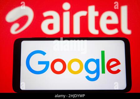 Ukraine.28th janvier 2022.Dans cette illustration, un logo Google apparaît sur l'écran d'un smartphone avec le logo Bharti Airtel Limited en arrière-plan.Crédit : SOPA Images Limited/Alamy Live News Banque D'Images