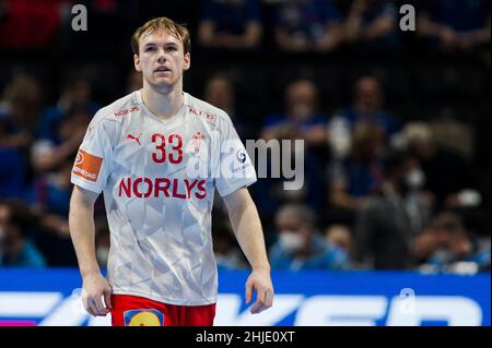 Budapest, Hongrie, 28th janvier 2022.Mathias Gidsel du Danemark pendant le match semi final de l'EHF 2022 entre l'Espagne et le Danemark à Budapest, Hongrie.28 janvier 2022.Crédit : Nikola Krstic/Alay Banque D'Images