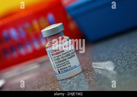 Londres, Royaume-Uni.26th décembre 2021.Flacon contenant le vaccin de rappel Moderna Covid-19 dans un centre de vaccination.Crédit : SOPA Images Limited/Alamy Live News Banque D'Images