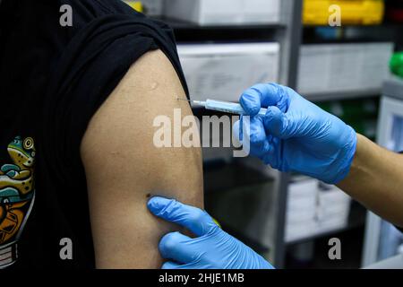 Londres, Royaume-Uni.26th décembre 2021.Un membre du NHS (National Health Service) administre un jab de rappel Covid-19 à une femme dans un centre de vaccination.Crédit : SOPA Images Limited/Alamy Live News Banque D'Images