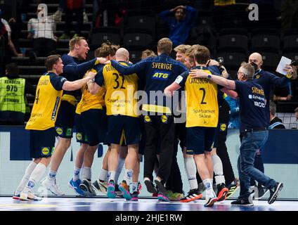 Budapest, Hongrie, 28th janvier 2022.L'équipe de Suède célèbre la victoire lors du match semi-final de l'EHF 2022 entre la France et la Suède à Budapest, Hongrie.28 janvier 2022.Crédit : Nikola Krstic/Alay Banque D'Images