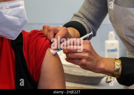 Londres, Royaume-Uni.29th décembre 2021.Un membre du NHS (National Health Service) administre un jab de rappel Covid-19 à une femme dans un centre de vaccination.(Image de crédit : © Dinendra Haria/SOPA Images via ZUMA Press Wire)