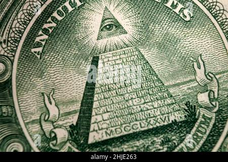 L'argent américain, les illuminati et les symboles mystiques concept avec macro gros plan sur le globe oculaire tout en haut de la pyramide sur le dos de la facture du dollar américain Banque D'Images