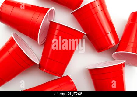 College Party and Beer pong concept avec des tasses en plastique rouge buvant sur fond blanc Banque D'Images