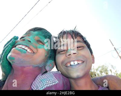 Deux garçons lors du célèbre festival Holi à Nandgaon dans l'État de l'Uttar Pradesh, en Inde Banque D'Images