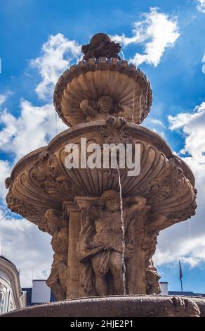 Vue sur la fontaine de la deuxième cour du château de Prague situé à Prague, République tchèque Banque D'Images