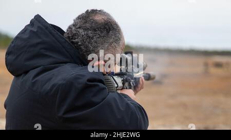 Camp Lejeune, États-Unis.28th janvier 2022.Le secrétaire américain de la Marine Carlos Del Toro tire un fusil automatique d'infanterie de M27 lors d'une visite dans le champ de tir réel avec la II Marine Expeditionary Force, le 28 janvier 2022 au Camp Lejeune, en Caroline du Nord.Crédit : Lcpl.Ryan Ramsammy/US Marines/Alamy Live News Banque D'Images