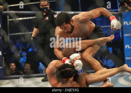 MIAMI, Floride, Miami, Floride, États-Unis.28th janvier 2022.MIAMI, FL- JANVIER 28: Arman Ospanov contre Dylan Salvador se rencontrent dans la cage pour leur bataille de Featherweight à Eagle FC 44 - Spong vs Kharitonov événement au FLX Cast Arena le 28 janvier 2022 à MIAMI, FL, États-Unis.(Credit image: © Louis Grasse/PX Imagens via ZUMA Press Wire) Banque D'Images