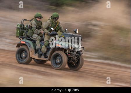 LIEU NON DIVULGUÉ, novembre 2016; soldats des forces armées russes (VDV) à bord d'un ATM AM-1 (véhicule tout-terrain ou quad) Banque D'Images