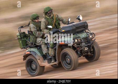 LIEU NON DIVULGUÉ, novembre 2016; soldats des forces armées russes (VDV) à bord d'un ATM AM-1 (véhicule tout-terrain ou quad) Banque D'Images