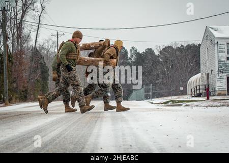 Fort Pickett, Virginie, États-Unis.16th janvier 2022.Marines avec Echo Company, 2nd Bataillon, 23rd Marine Regiment, 4th Marine Division, sprint à une station d'application pratique lors d'un entraînement physique à fort Pickett, Virginie, le 16 janvier 2022.L'événement de formation comprenait plusieurs stations d'application pratique avec un sprint log de 400 mètres entre chaque station.Les Marines qui ne participent pas à l'application pratique devaient effectuer des exercices de consignation jusqu'à ce que le scénario de la station soit terminé.Le ministère de la Défense, par l'entremise du Commandement du Nord des États-Unis, et en appui au Dep Banque D'Images