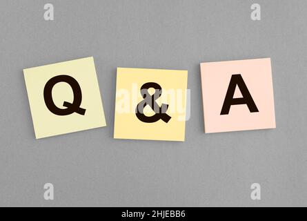 Inscription QnA sur les notes.Acronyme QA.Q concept.Abréviation de questions et réponses sur fond gris. Banque D'Images