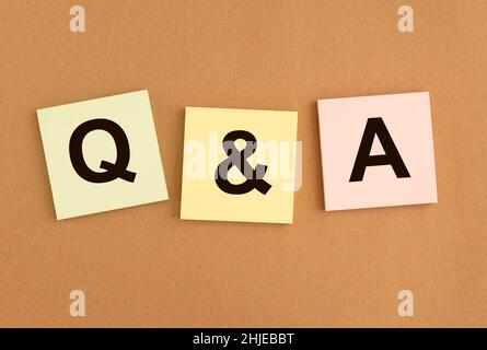 Inscription QnA sur les papiers.Acronyme QA.Q concept.Abréviation de questions et réponses. Banque D'Images