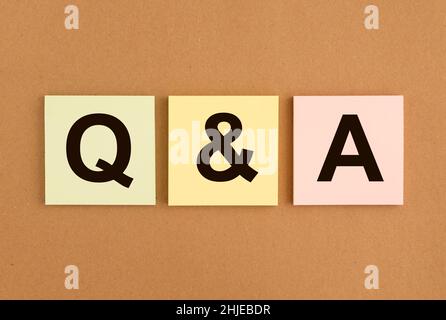 Acronyme QA sur les notes adhésives du tableau marron.Mot QnA.Q concept.Questions et réponses. Banque D'Images