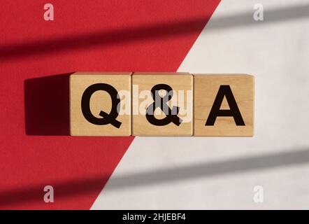 Texte AQ sur fond blanc et rouge.Acronyme QnA.Q concept.Questions et réponses. Banque D'Images