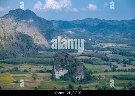 Phu Langka au lever du soleil Nord de la Thaïlande dans les montagnes, vue sur le paysage le matin du parc forestier de Phu Langka dans la province de Phayao en Thaïlande.Asie Banque D'Images