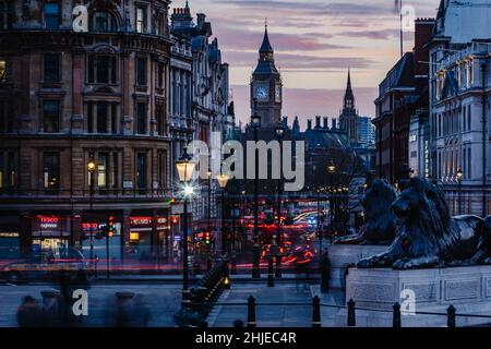 La circulation autour de Trafalgar Square, et Whitehall au crépuscule à Londres, menant à la tour de l'horloge à Westminster. Banque D'Images