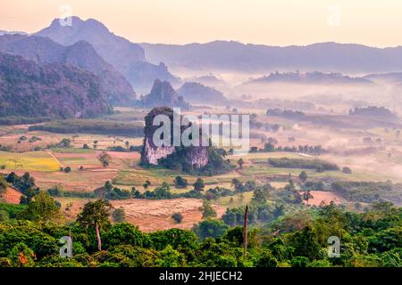 Phu Langka au lever du soleil Nord de la Thaïlande dans les montagnes, vue sur le paysage le matin du parc forestier de Phu Langka dans la province de Phayao en Thaïlande.Asie Banque D'Images