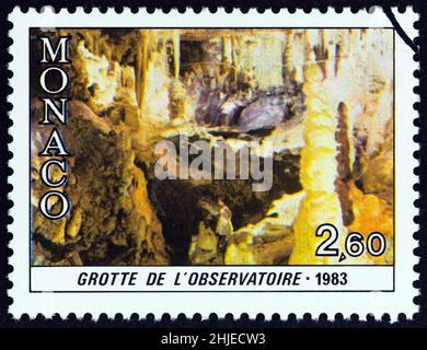 MONACO - VERS 1983: Un timbre imprimé à Monaco du numéro "50th anniversaire du jardin exotique" montre caverne, vers 1983. Banque D'Images