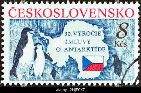 TCHÉCOSLOVAQUIE - VERS 1991 : un timbre imprimé en Tchécoslovaquie pour l'anniversaire de 30th du Traité sur l'Antarctique montre les pingouins, la carte et le drapeau. Banque D'Images