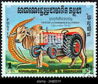 KAMPUCHEA - VERS 1983: Un timbre imprimé à Kampuchea montre grain, bétail et tracteur, vers 1983. Banque D'Images