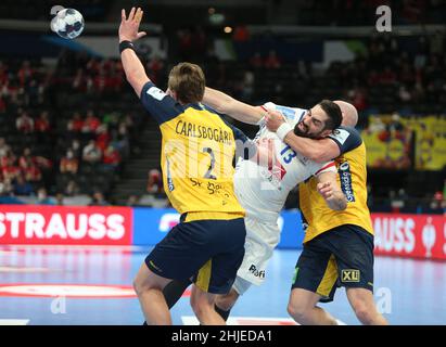 Nikola Karabatic de France et Jonathan Carlsbogård de Suède lors du match mi-finale de handball entre la France et la Suède de l'EHF Euro 2022, le 28 janvier 2022, à l'arène multifonctionnelle de Budapest, en Hongrie.Photo de Laurent Lairys/ABACAPRESS.COM Banque D'Images