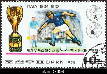 CORÉE DU NORD - VERS 1978 : un timbre imprimé en Corée du Nord dans le numéro des gagnants de la coupe du monde de football montre l'Italie, 1934, 1938, vers 1978. Banque D'Images