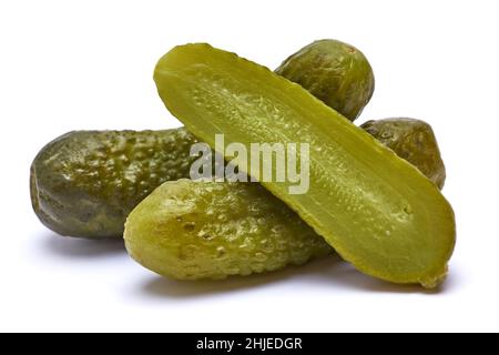 Cornichon vert entier savoureux isolé sur fond blanc Banque D'Images