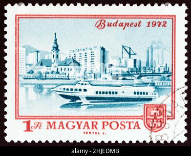 HONGRIE - VERS 1972 : un timbre imprimé en Hongrie montre l'hydroptère de la rivière et la vue de Budapest, vers 1972. Banque D'Images