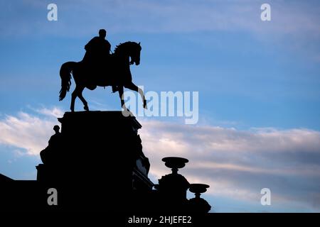 Berlin, Allemagne, statue équestre de Frederick William IV silhouette sur l'île des musées. Banque D'Images