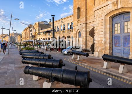 Canons historiques sur le quai de la marina de Vittoriosa dans le front de mer de la ville de Birgu, Malte. Banque D'Images