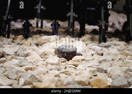 Une mine anti-personnel sur les rochers.Déminage à l'aide d'un véhicule blindé de déminage. Banque D'Images