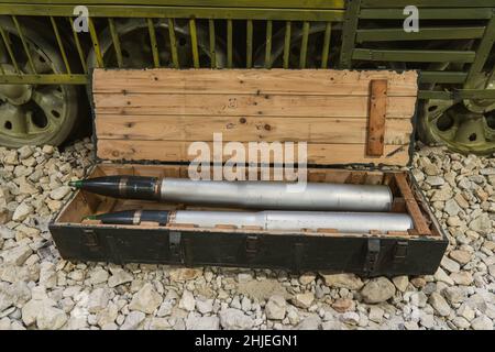 Coques pour le réservoir dans une boîte en bois vert sur les rochers près du réservoir.Fourniture de munitions militaires. Banque D'Images