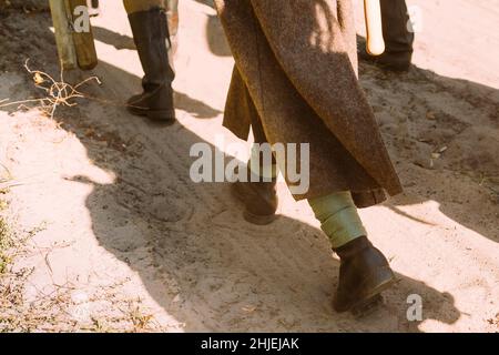 Les réacteurs habillés comme soldats de l'Armée rouge soviétique russe de la Seconde Guerre mondiale vont le long de la route.Soldat de la Seconde Guerre mondiale WW2 fois Banque D'Images