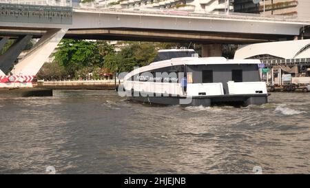 LE FERRY intelligent DE LA MINE, la rivière Chao Phraya de catamaran électrique, Bangkok, Thaïlande Taksin Bridge aka Sathon Bridge en arrière-plan Banque D'Images