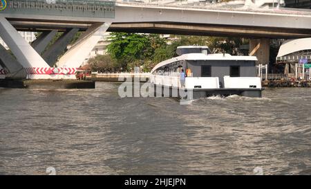 LE FERRY intelligent DE LA MINE, la rivière Chao Phraya de catamaran électrique, Bangkok, Thaïlande Taksin Bridge aka Sathon Bridge en arrière-plan Banque D'Images