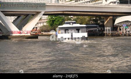 LE FERRY intelligent DE LA MINE, la rivière Chao Phraya de catamaran électrique, Bangkok, Thaïlande Taksin Bridge aka Sathon Bridge en arrière-plan Banque D'Images