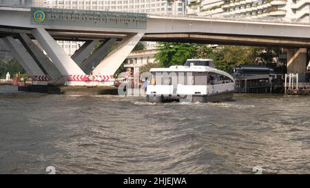 LE FERRY intelligent DE LA MINE, la rivière Chao Phraya de catamaran électrique, Bangkok, Thaïlande Taksin Bridge aka Sathon Bridge en arrière-plan Banque D'Images