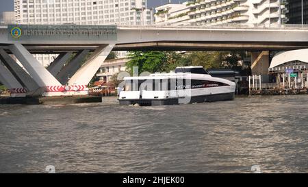 LE FERRY intelligent DE LA MINE, la rivière Chao Phraya de catamaran électrique, Bangkok, Thaïlande Taksin Bridge aka Sathon Bridge en arrière-plan Banque D'Images