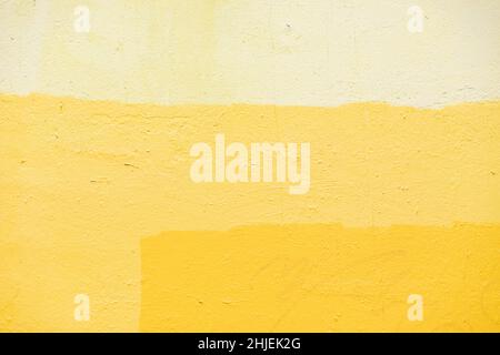La texture est de couleur jaune.Combinaison de nuances jaunes sur le mur.Surface du mur peint.Arrière-plan de la ligne. Banque D'Images