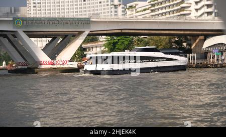 LE FERRY intelligent DE LA MINE, la rivière Chao Phraya de catamaran électrique, Bangkok, Thaïlande Taksin Bridge aka Sathon Bridge en arrière-plan Banque D'Images