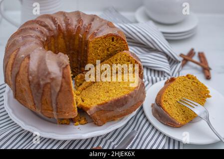 gâteau doux au safran et à la vanille sur une table Banque D'Images