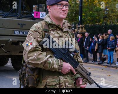 Soldat du 103 Bataillon Royal Electrical & Mechanical Engineers en uniforme de camouflage tenant SA80-A2 arme individuelle au Lord Mayor’s show 2021. Banque D'Images