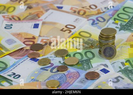 Les pièces en euros qui se trouvent sur les billets en euros pour le contexte financier Banque D'Images